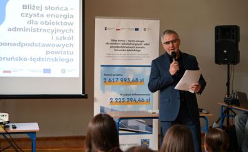 Prelegent konferencji podczas przemówienia